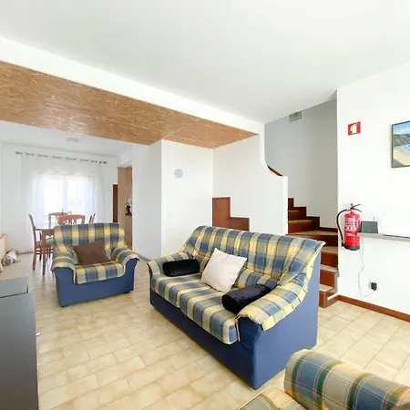 Hébergement de vacances Family-friendly Semi-detached House In #1865